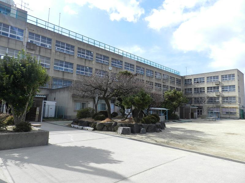 Primary school. Fujito elementary school. A 10-minute walk.
