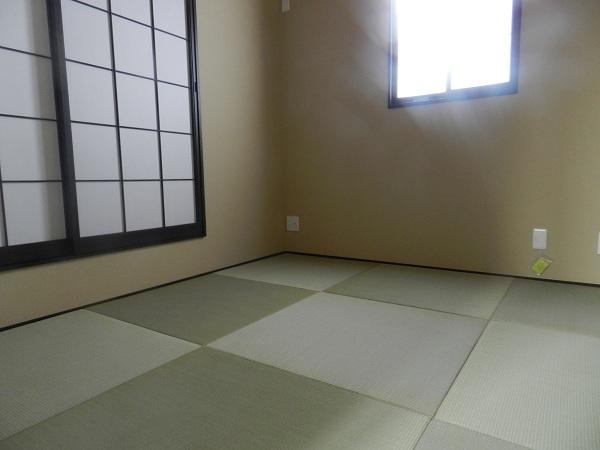 Non-living room. Is a Japanese-style room construction cases. Japanese-style room of Ryukyu tone in the living room that follows from the living room.
