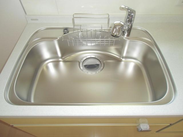 Kitchen. This large sink