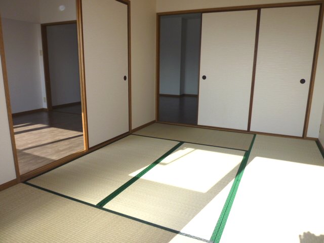 Living and room. Japanese-style room is also sunny. 