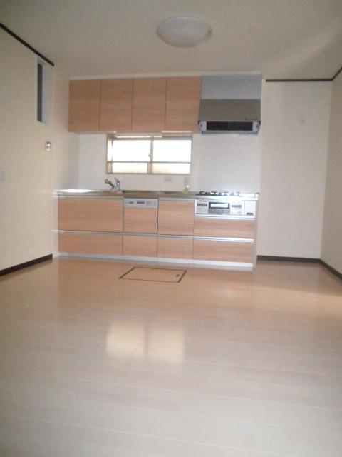Living.  ☆ LDK10 Pledge A spacious space in the pale color of the flooring