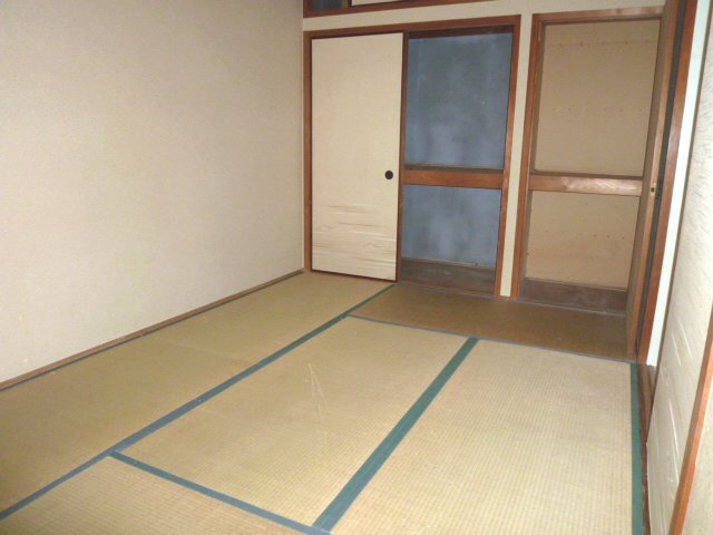 Other room space. Is a Japanese-style room there is a storage of large capacity. 