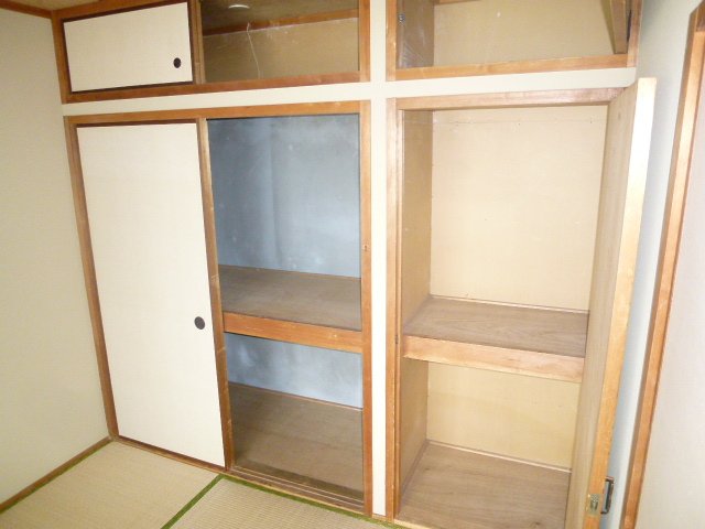 Receipt. Armoire, It can be stored a lot because there is a upper closet. 