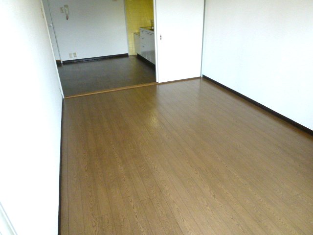 Other room space. It will be considerable size if it is possible to connect. 