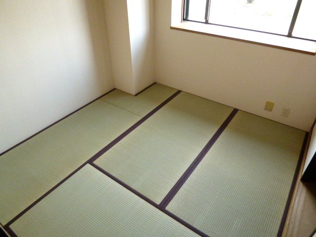 Other room space. It is a Japanese-style room with a calm sense of. 