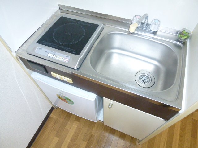 Kitchen. IH is equipped with stove 1-neck. 