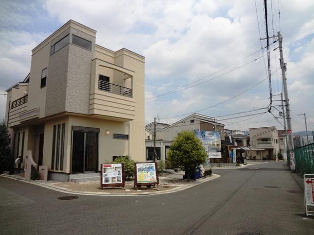 Local photos, including front road. ■ Alice Villa ・ style ■ appearance And elegance, Was a sense of openness to the theme "Alice Villa" (aristocrat / Noble + villa / Mansion). Realize your only space of.