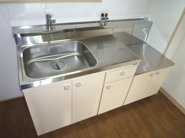 Kitchen. Gas two-burner is can be installed in the kitchen.