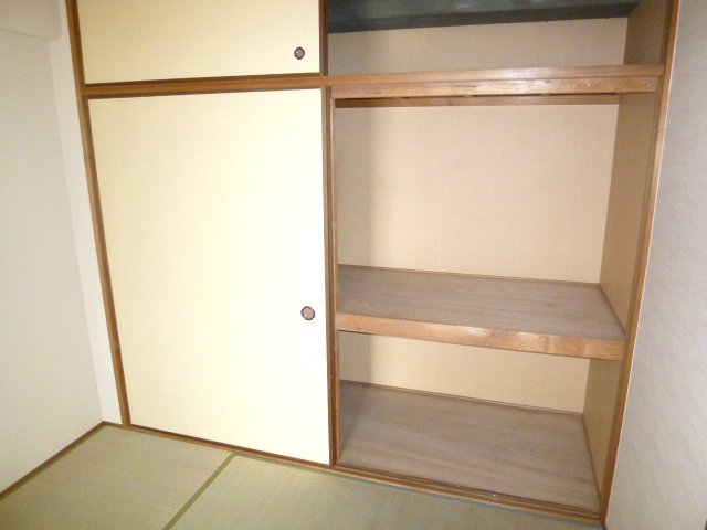 Receipt. Closet in the Japanese-style room ・ There are upper closet, It can be stored a lot.