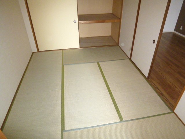 Other room space. Japanese-style room also sunny! !