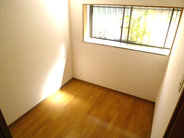 Other room space. The first floor Western-style room with a bay window. 