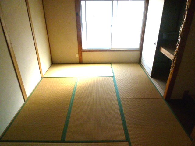 Other room space. 2 Kaitatami is room. Day is good. 