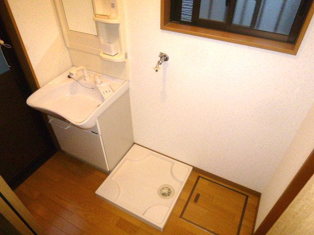 Washroom. Wash basin with shampoo dresser. Is a dressing room. 