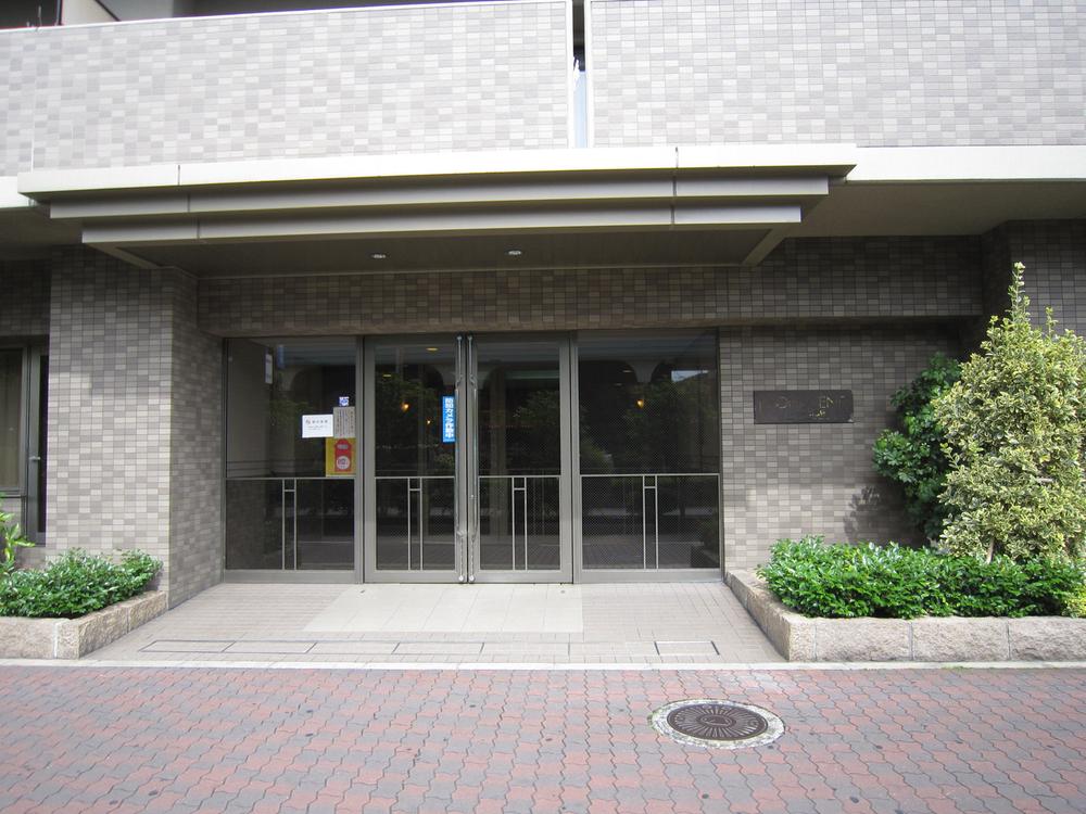 Entrance. Is, of course, auto-lock!