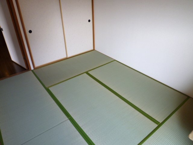 Other room space. It is a Japanese-style room of comfortable space