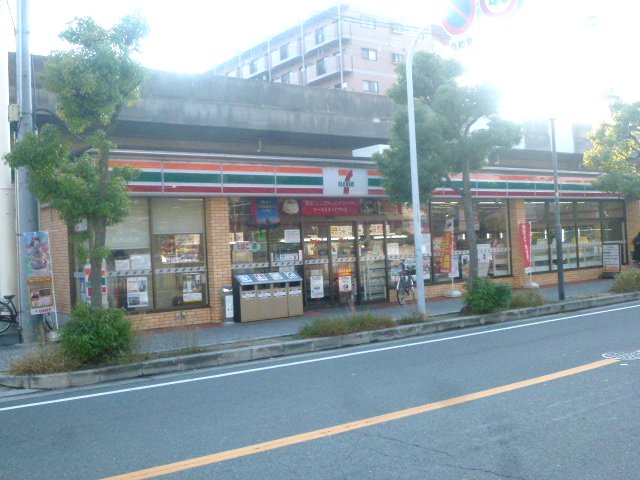 Convenience store. Seven-Eleven Higashi Kosaka 3-chome up (convenience store) 116m