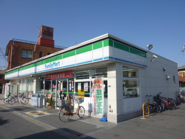 Convenience store. FamilyMart Kintetsu Kawachihanazono Station store up to (convenience store) 526m