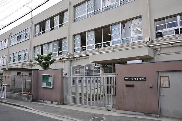 Surrounding environment. Municipal Arakawa Elementary School (7 min walk ・ About 500m)