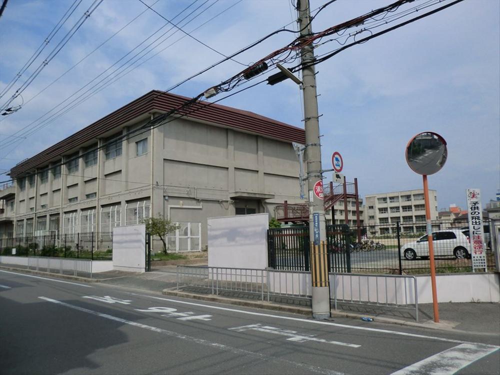 Junior high school. Higashi Osaka Municipal Shigita until junior high school 64m