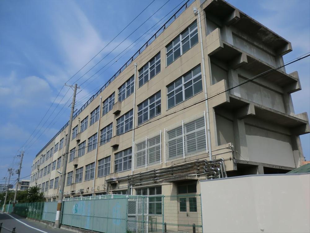 Primary school. Higashi Osaka Municipal Nishizutsumi to elementary school 670m