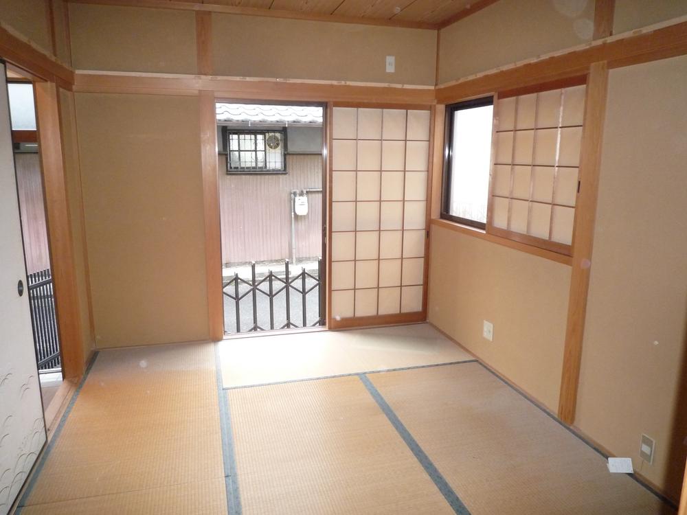 Other local. It is the first floor of a Japanese-style room. The window is also bright because it comes with two places. 