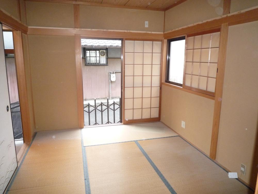 Other local. It is the first floor of a Japanese-style room. The window is also bright because it comes with two places.