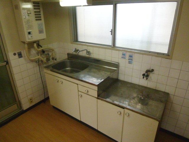 Kitchen. Two-burner stove is can be installed.