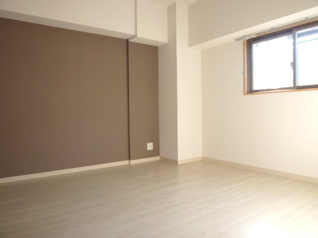 Other room space. It is very bright. 