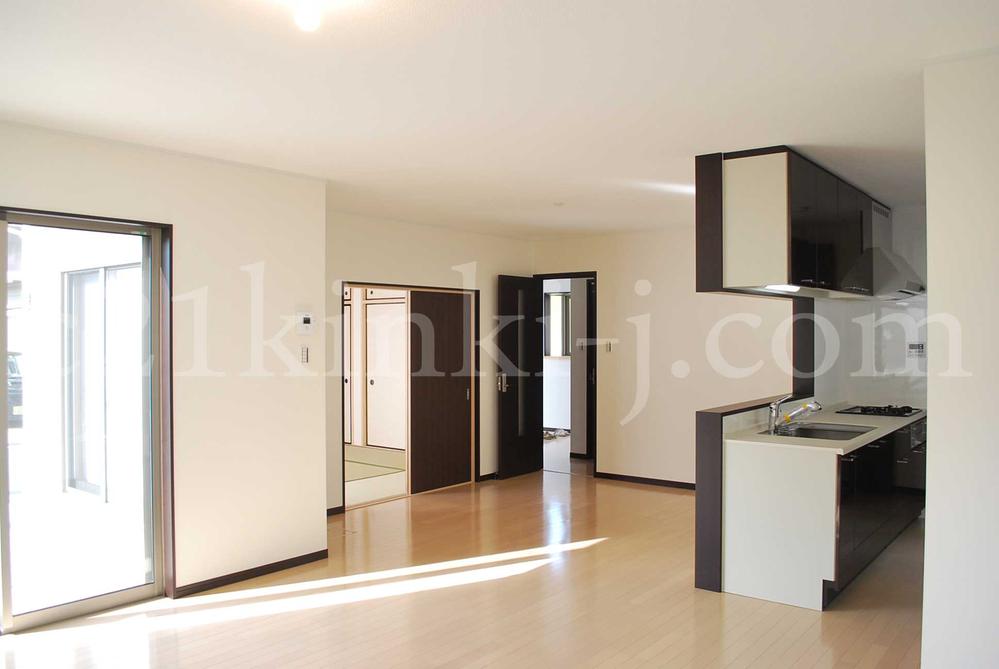Same specifications photos (living). Same specifications photos (living) 22 Pledge spacious, living! Perfect for large family!