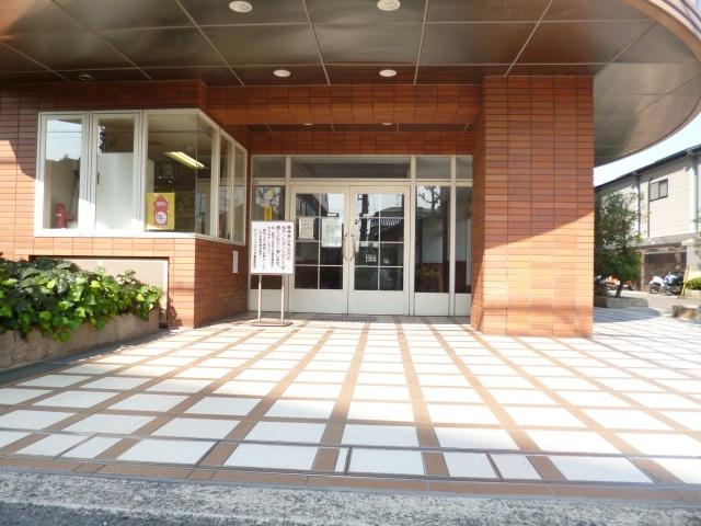 Entrance. Per day it is good in the living room facing south