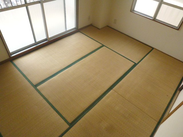 Living and room. Japanese-style room is very bright because the light enters from the 2 places! 