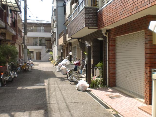 Local photos, including front road. ■ Surrounding cityscape
