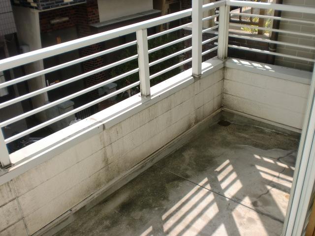 Balcony.  ■ Balcony space