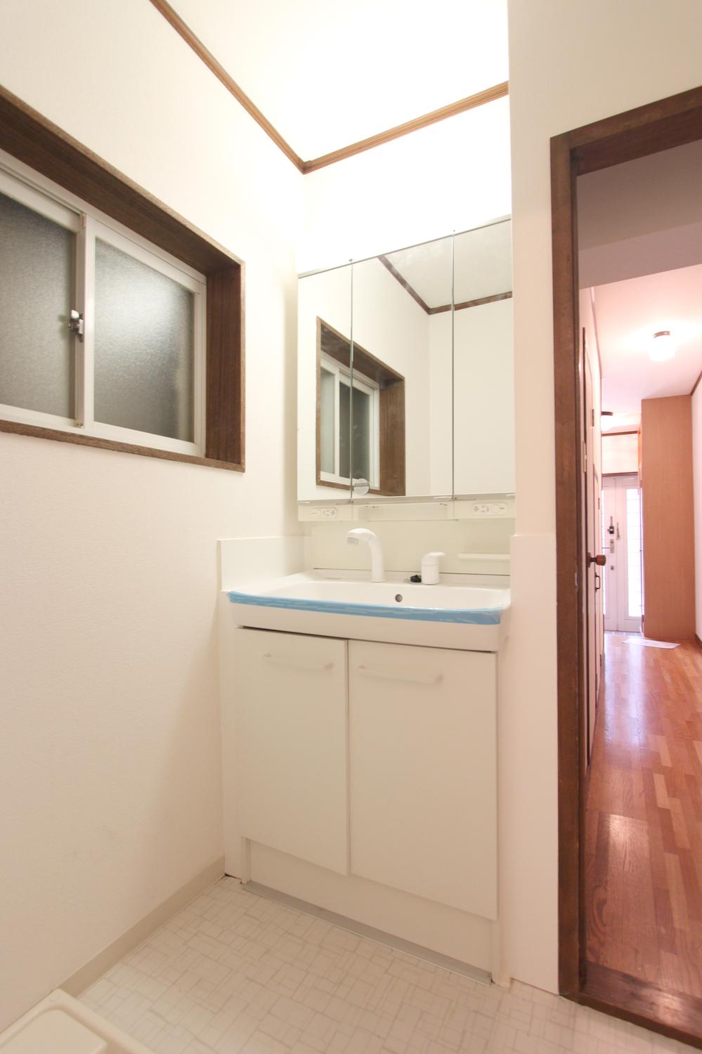 Wash basin, toilet. ■ Basin space