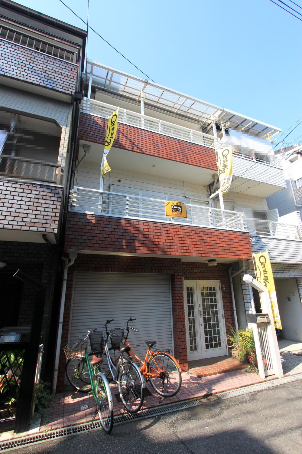 Local appearance photo.  ■ 3-story single-family used the appearance of photo all rooms renovated. Built-in garage with shutter. 