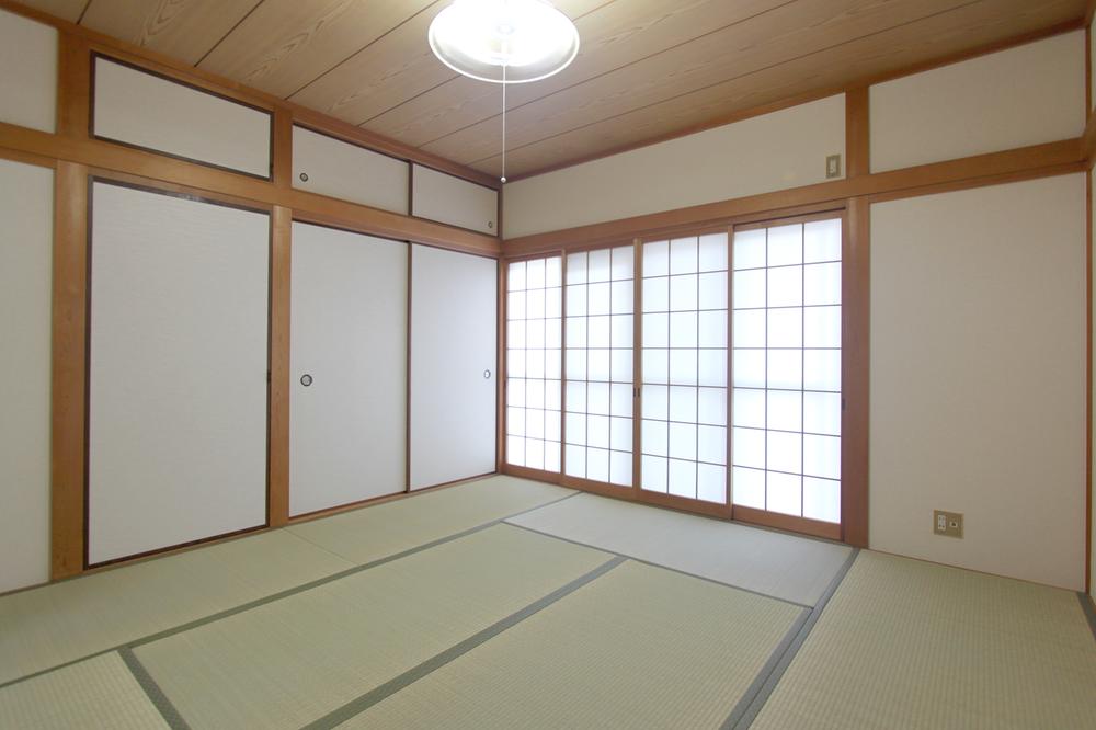 Other local. ■ Japanese-style space Japanese-style room 8 quires + closet Through the veranda side of the shoji, Pour soft light.