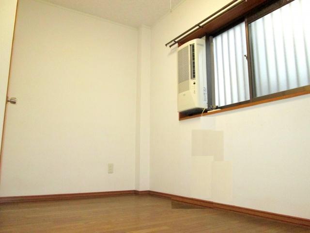 Non-living room. It is a quiet residential area