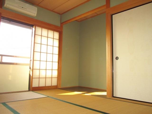 Non-living room. Bright six quires of Japanese-style room