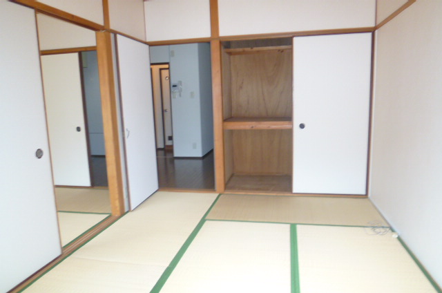 Other room space. Spacious Japanese-style room