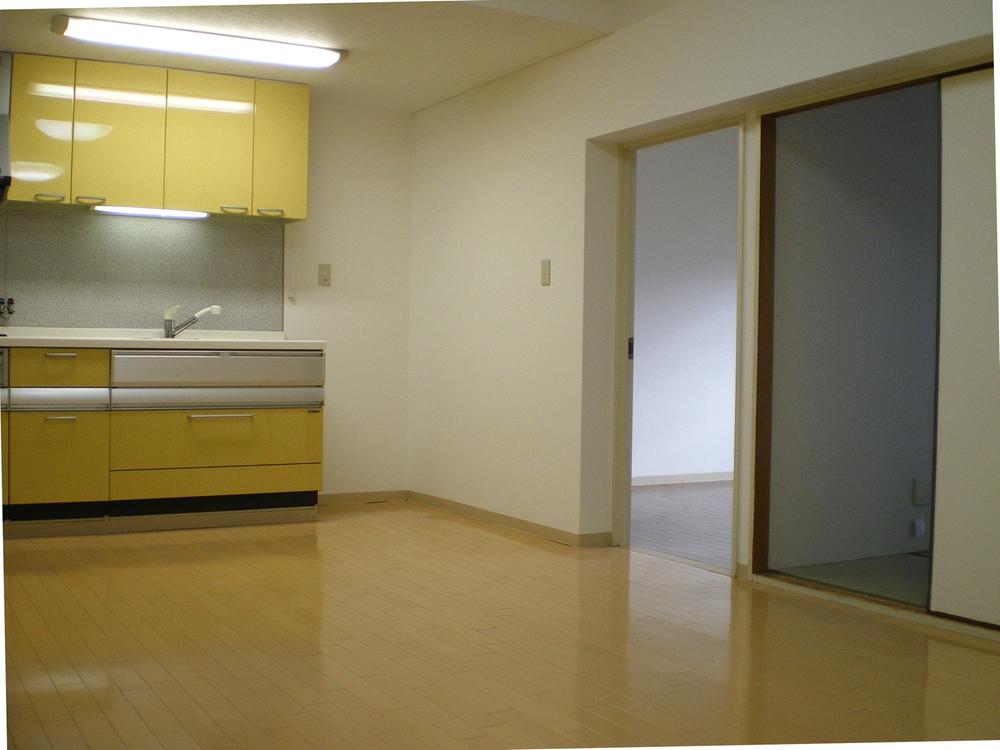 Living. Point calm yellow