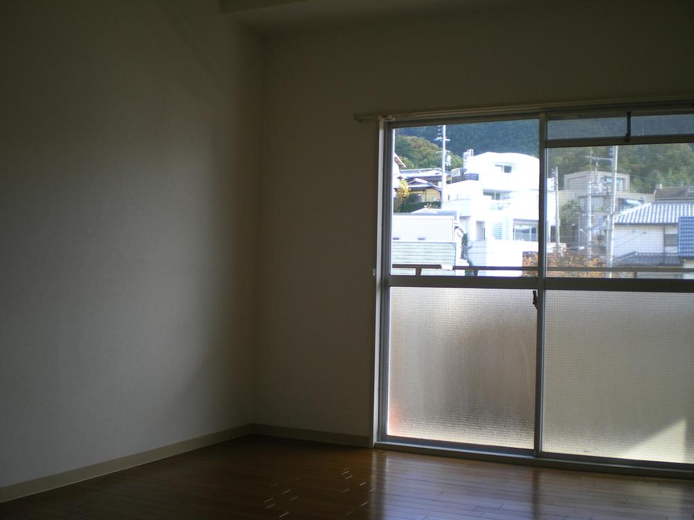 Non-living room. The opening is large and bright