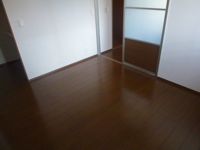 Other room space. Western-style of with storage. 