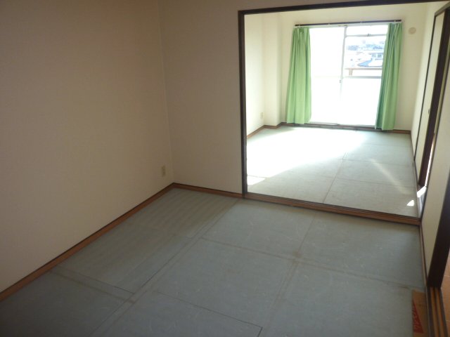 Other room space. Japanese-style room is has become a continuation, Spacious