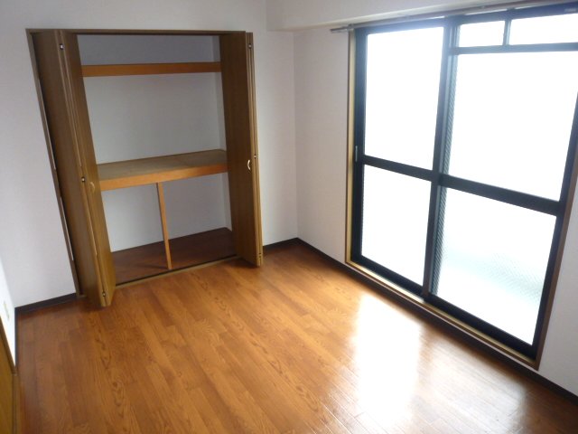 Other room space. There is also a storage space of the spread is good per yang. 