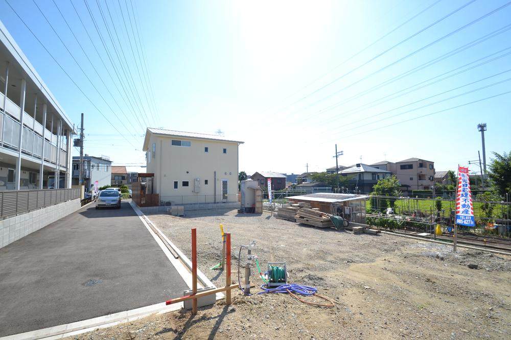 Local land photo. The distance between the neighboring house is wide, Daylighting ・ Ventilation has been firmly secured. Since the east side of the apartment of eyes will care little, The opening of the east is suppressed as much as possible, We propose a large open plan to the south. Local (10 May 2013) Shooting