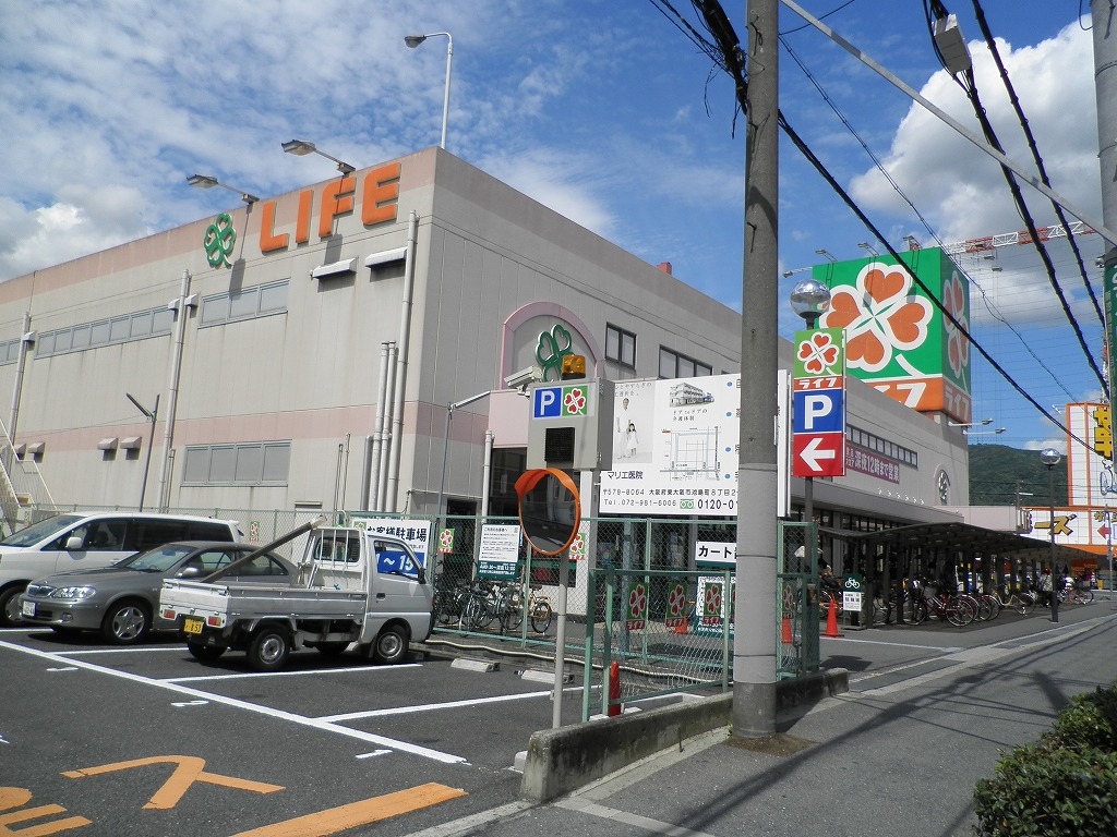 Supermarket. 753m up to life sacred Shinto tree branch store (Super)