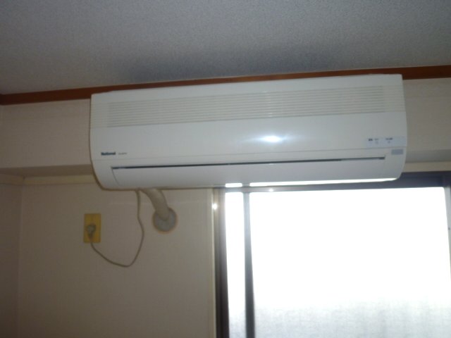 Other Equipment. Air conditioning is equipped with 1 groups. 