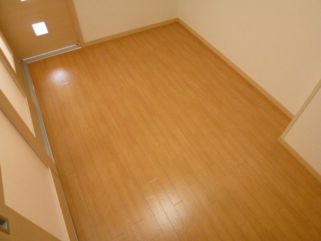 Other room space. It is with storage of Western-style. 