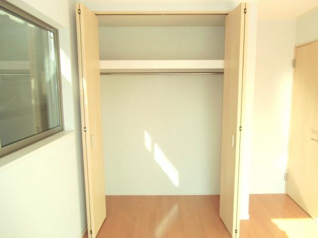 Same specifications photos (Other introspection). You can organize because there is a closet
