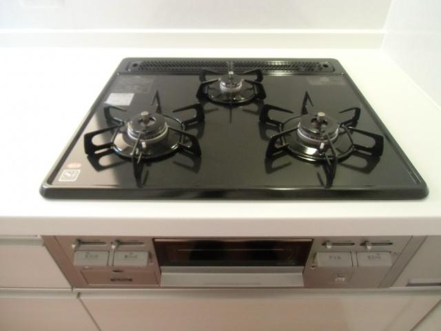 Same specifications photos (Other introspection). I can cook at the same time because the three-burner stove